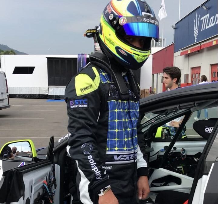 E-STC – ABBIAMO INTERVISTATO I DUE PILOTI DEL TEAM SOLARPLA V-ACTION: SI PARTE CON IL PROFESSIONISTA GIGÌ FERRARA, GIÀ CAMPIONE NAZIONALE MONOPOSTO E GRANTURISMO