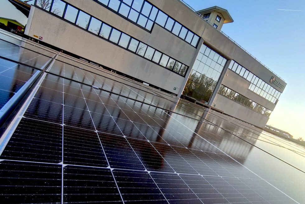 Impianto fotovoltaico da 72.98 kWp con modulo bifacciale Senec sul Carport in legno di Radis