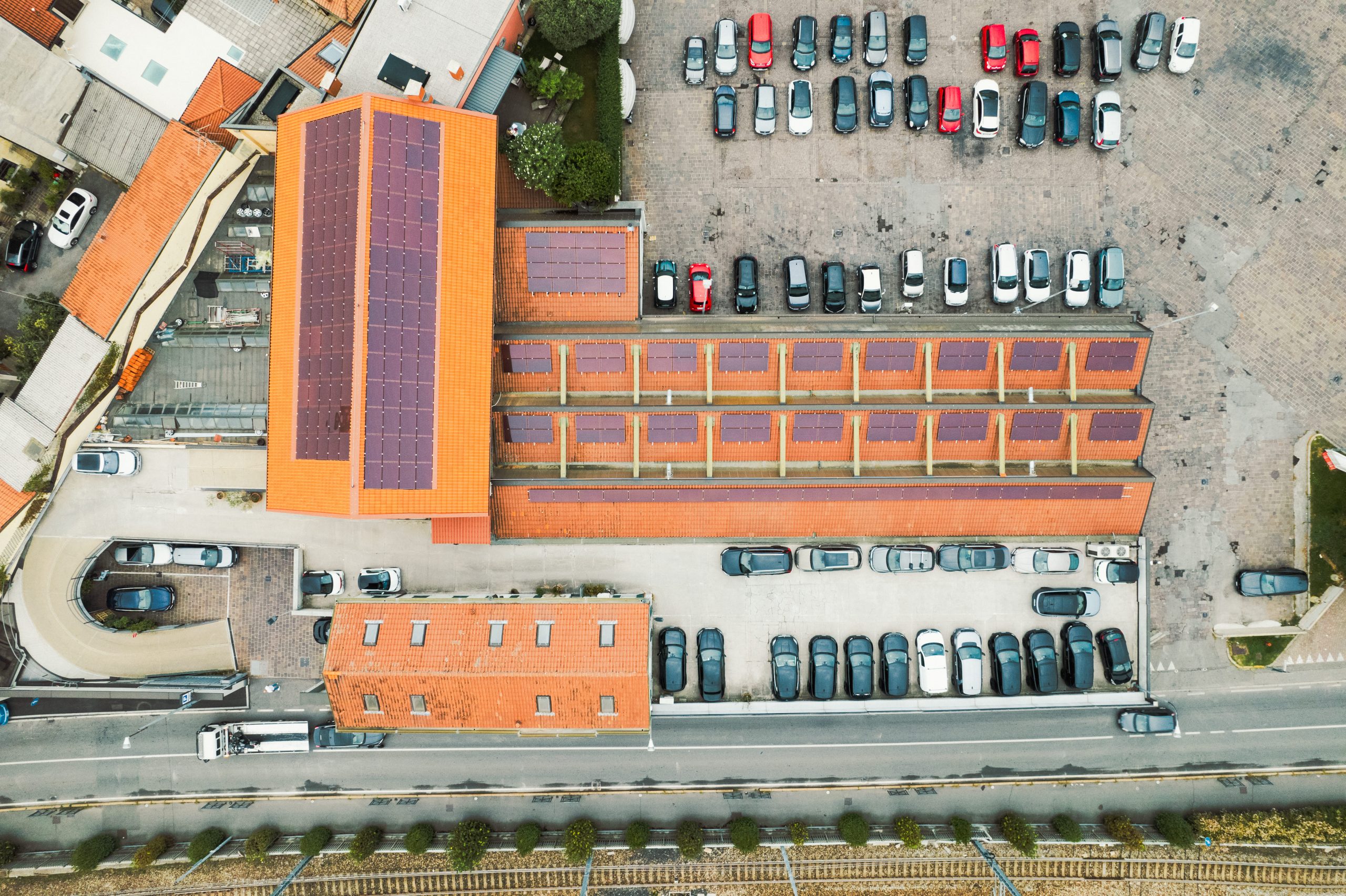 Solarplay installa pannelli rossi sul tetto di JB Cars Monza