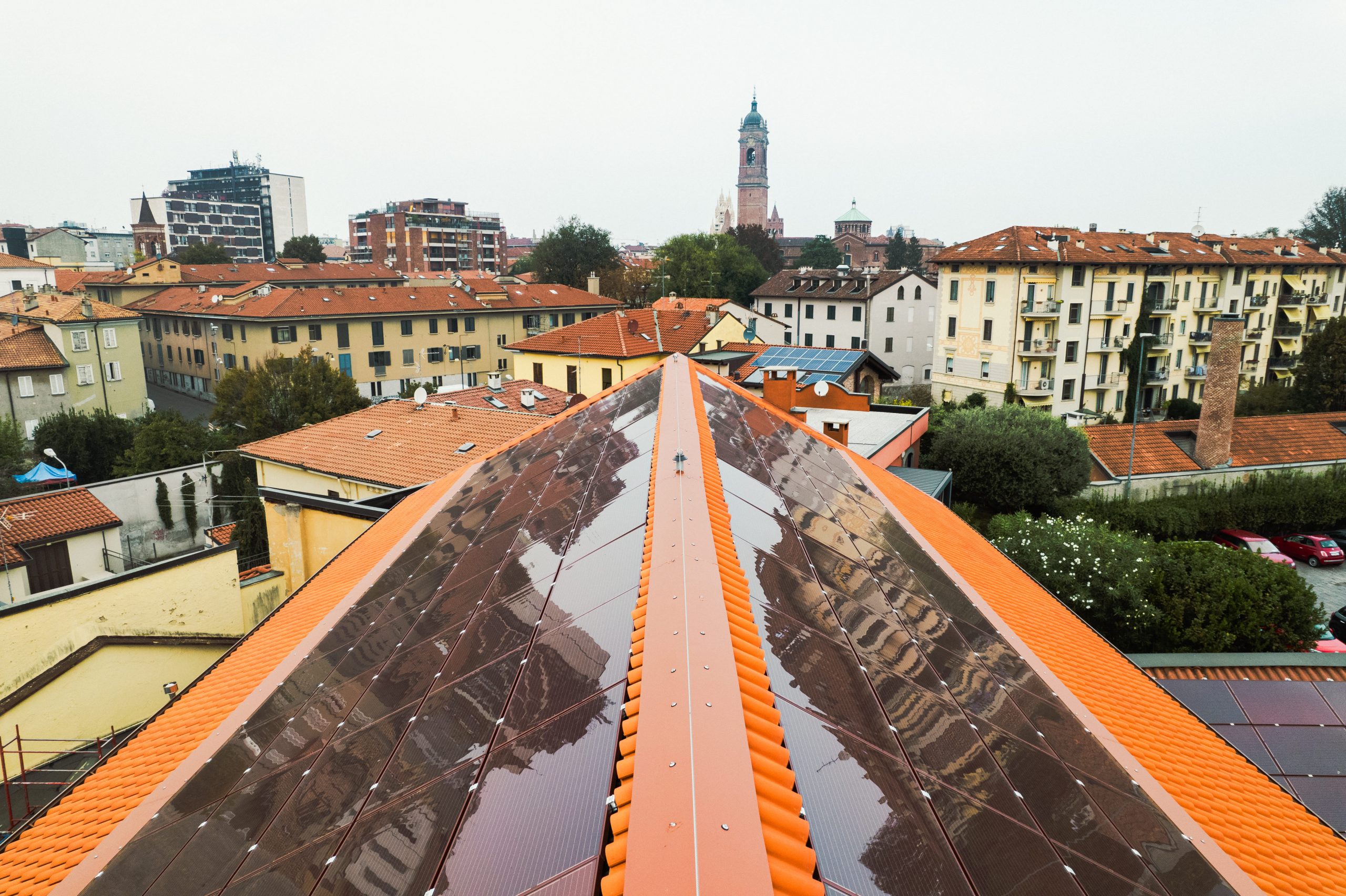 Solarplay installa pannelli rossi sul tetto di JB Cars Monza