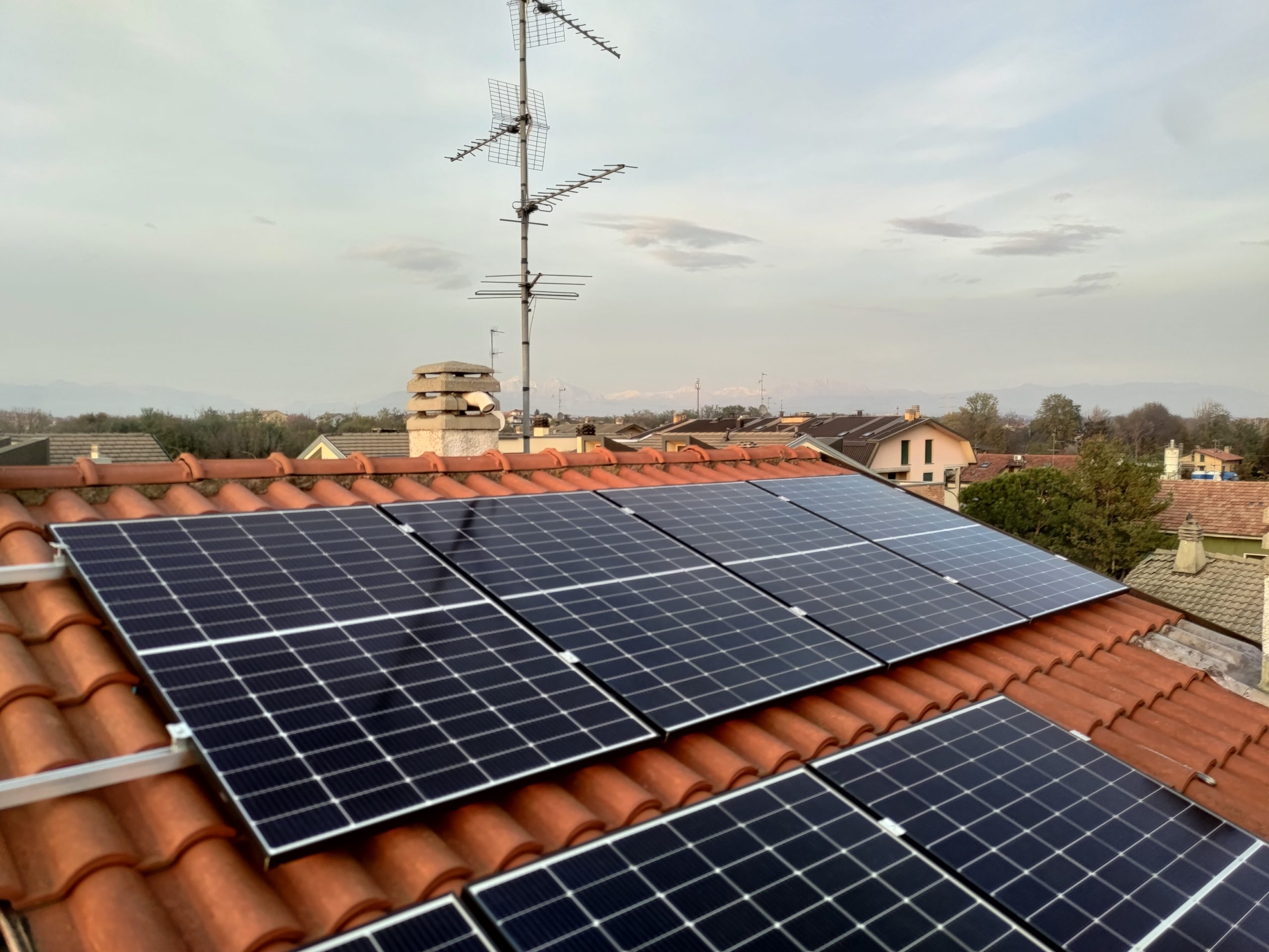 pannelli fotovoltaici su tetto di un abitazione in brianza